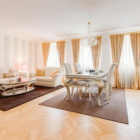 Charles Bridge Royal - Castle District Apartament *