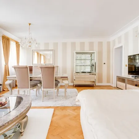 Charles Bridge Royal - Castle District Apartment Prag