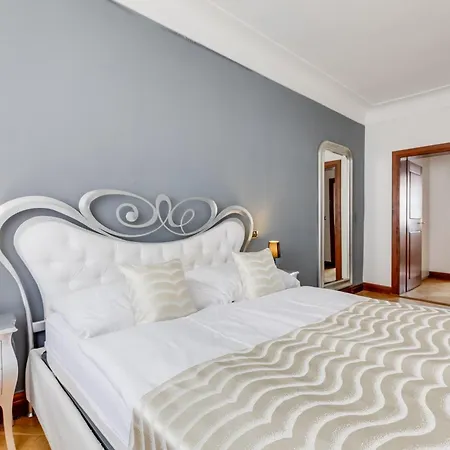 Charles Bridge Royal - Castle District Apartment *