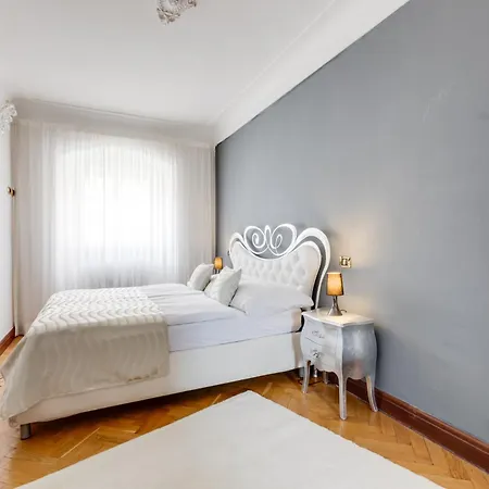 Charles Bridge Royal - Castle District Apartment Prag