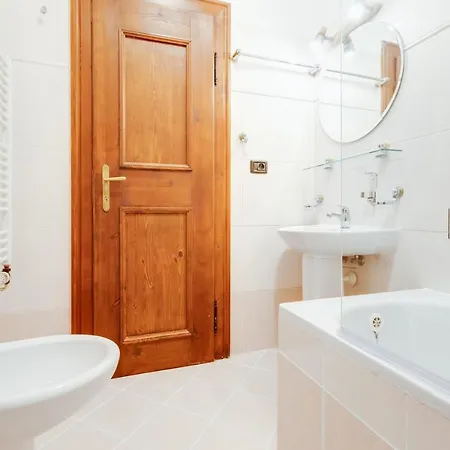 Charles Bridge Royal - Castle District * Prag